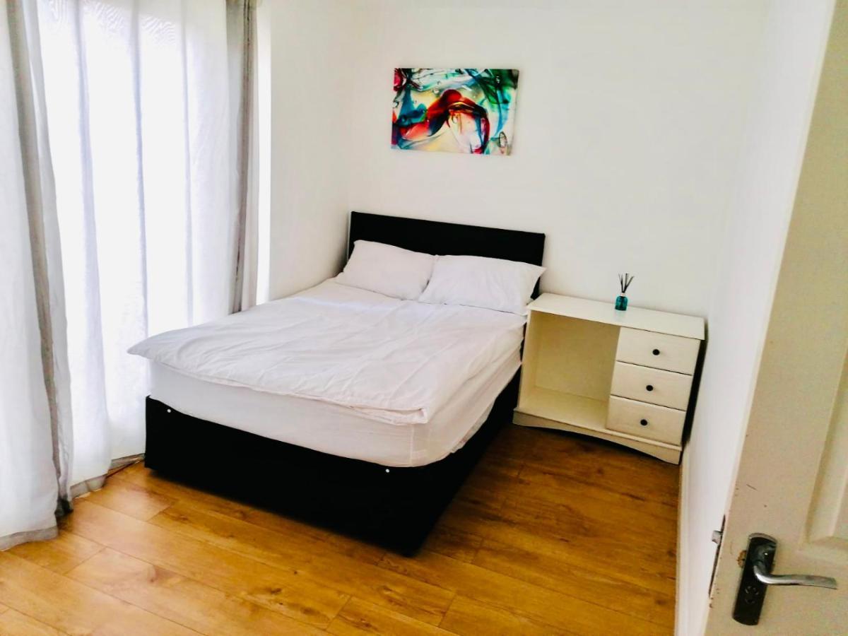 6 Bed House 3 Bathrooms Good Transport Links To London, Free Parking Appartement