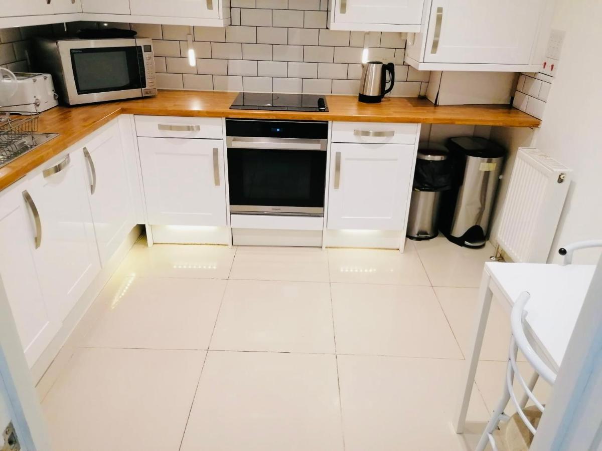 6 Bed House 3 Bathrooms Good Transport Links To London, Free Parking * Londen