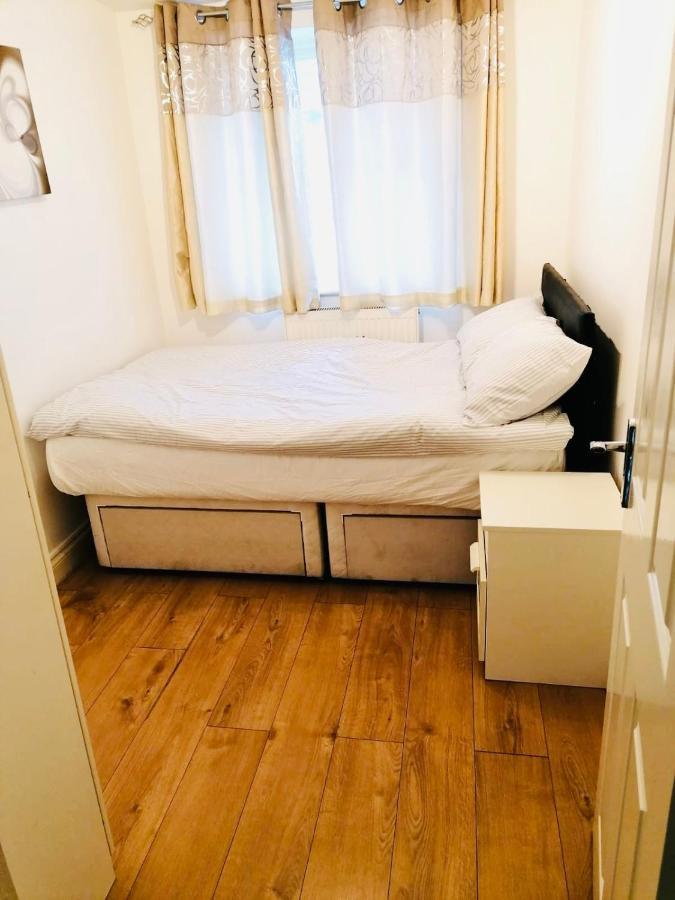 Appartement 6 Bed House 3 Bathrooms Good Transport Links To London, Free Parking Londen