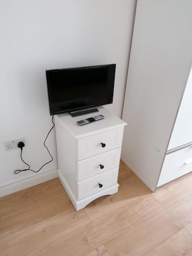 6 Bed House 3 Bathrooms Good Transport Links To London, Free Parking Appartement