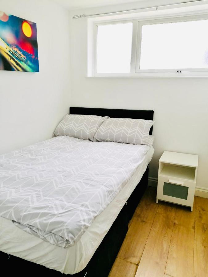 Appartement 6 Bed House 3 Bathrooms Good Transport Links To London, Free Parking Londen
