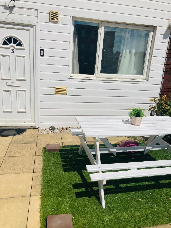6 Bed House 3 Bathrooms Good Transport Links To London, Free Parking Londen