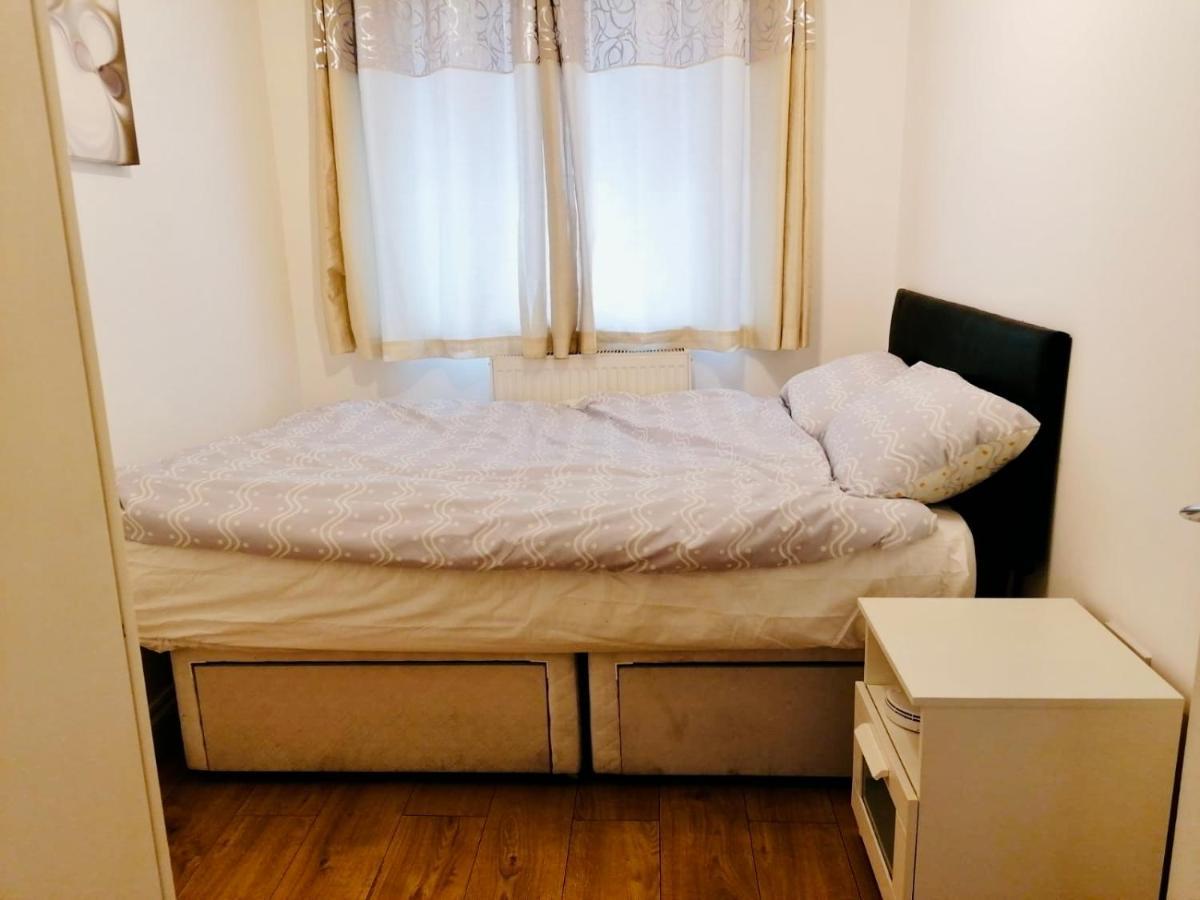 6 Bed House 3 Bathrooms Good Transport Links To London, Free Parking