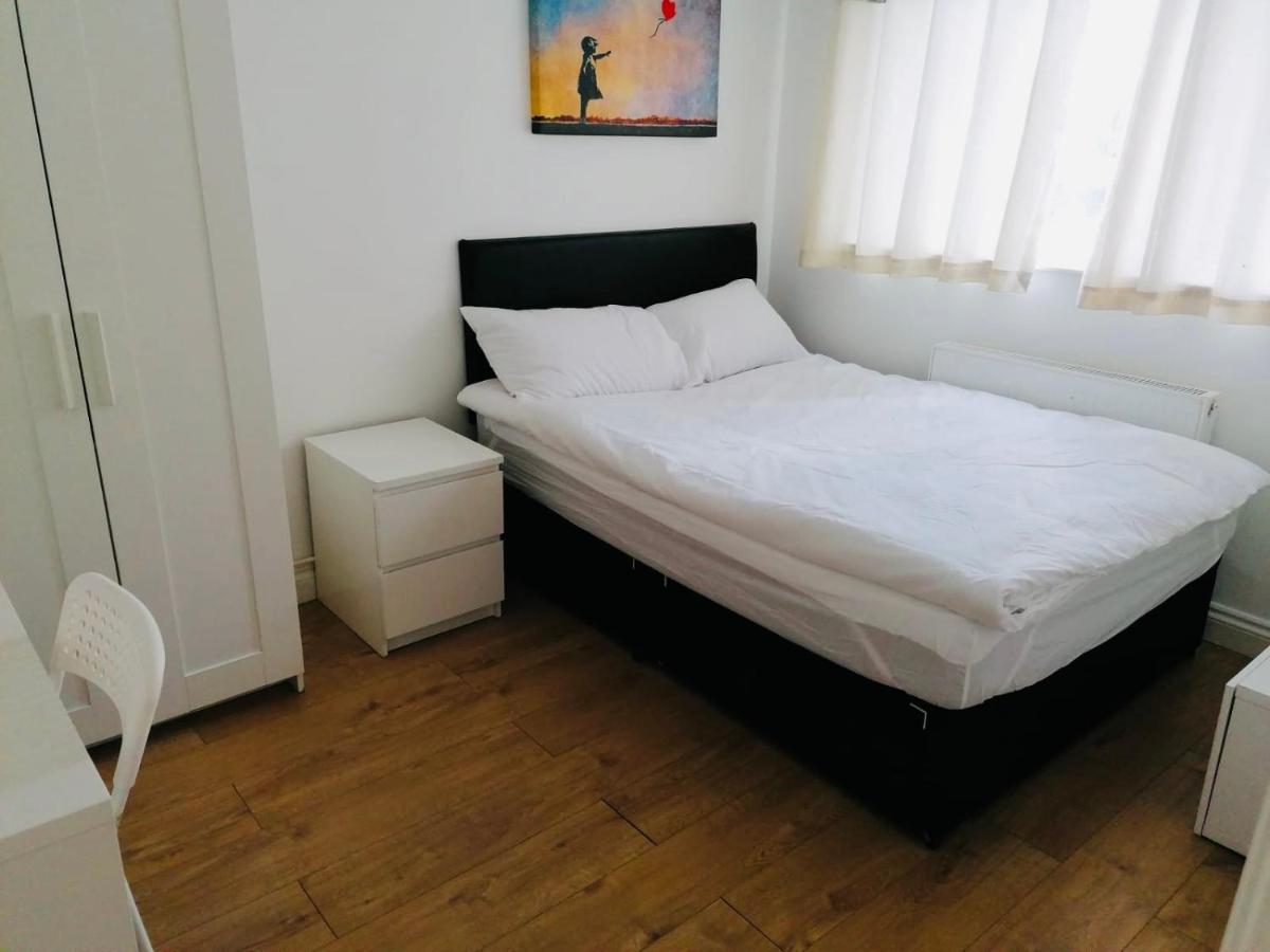 6 Bed House 3 Bathrooms Good Transport Links To London, Free Parking * Londen