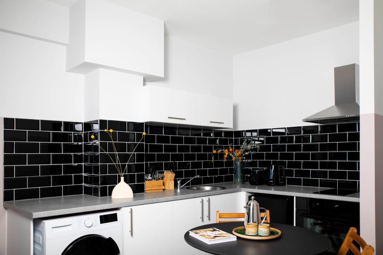 Bob W Commercial House * London
