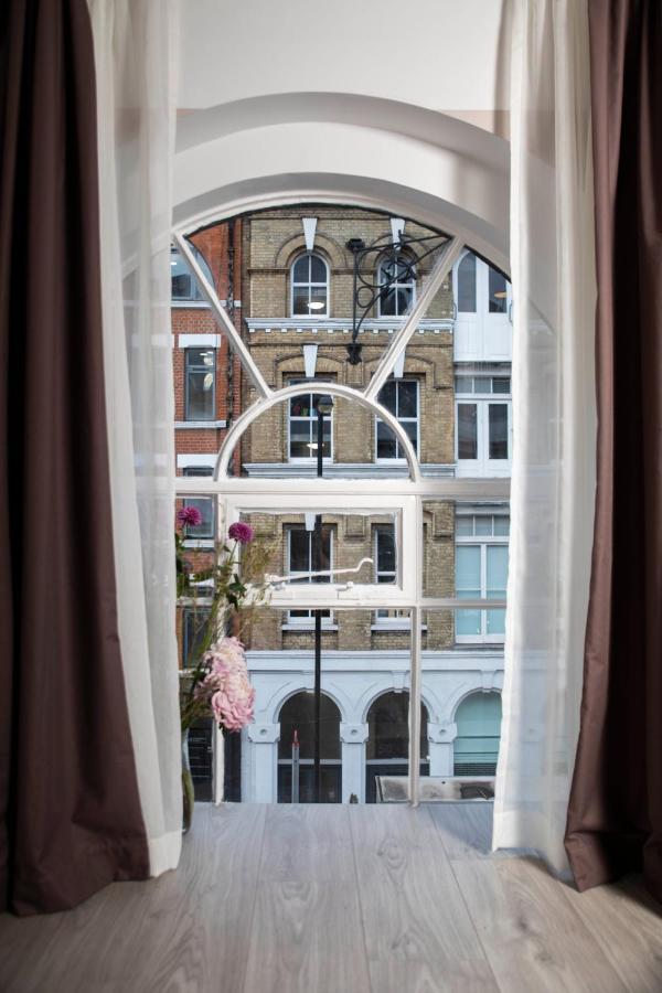 Bob W Commercial House London