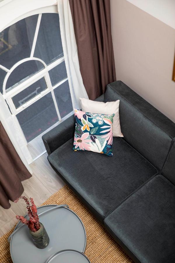 Bob W Commercial House * London