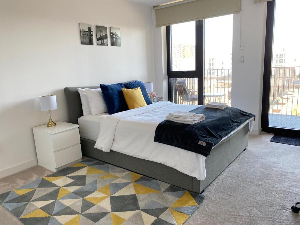 Spacious Modern Ensuite Bedroom Airport Privat overnatting *