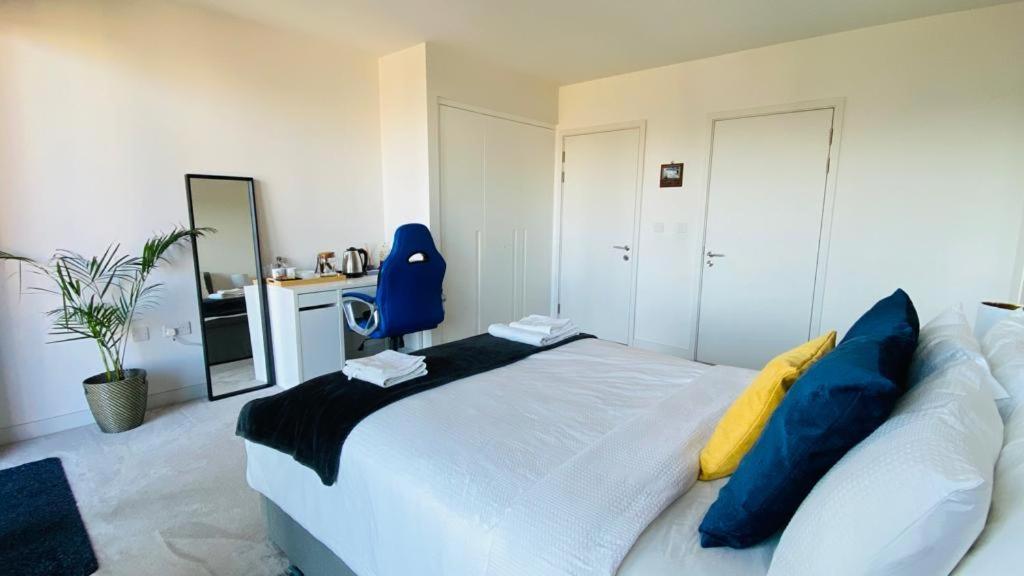 Spacious Modern Ensuite Bedroom Airport London
