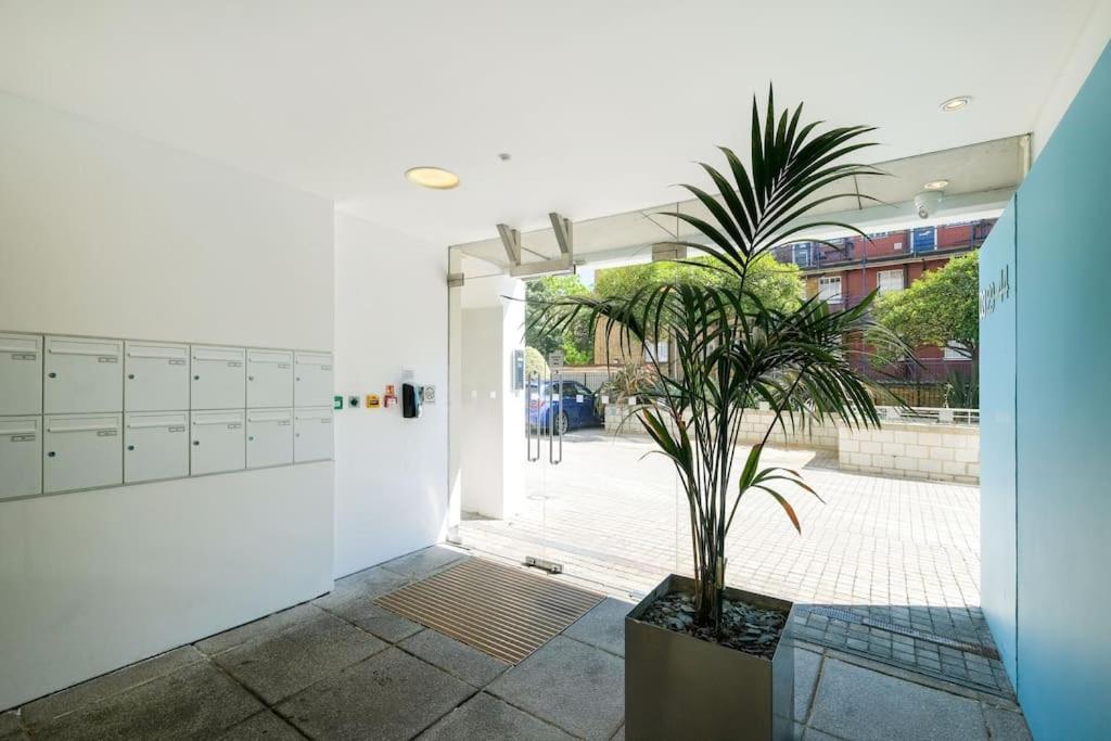 Stylish 2 Bed Flat In Canal Side Gated Development Leilighet
