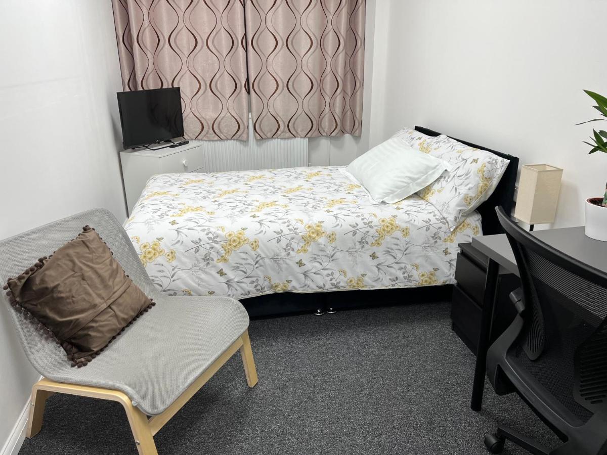 Hotel Mj - Entire Serviced For 6 Guests - Next To Tube Station Skyline View - Londen