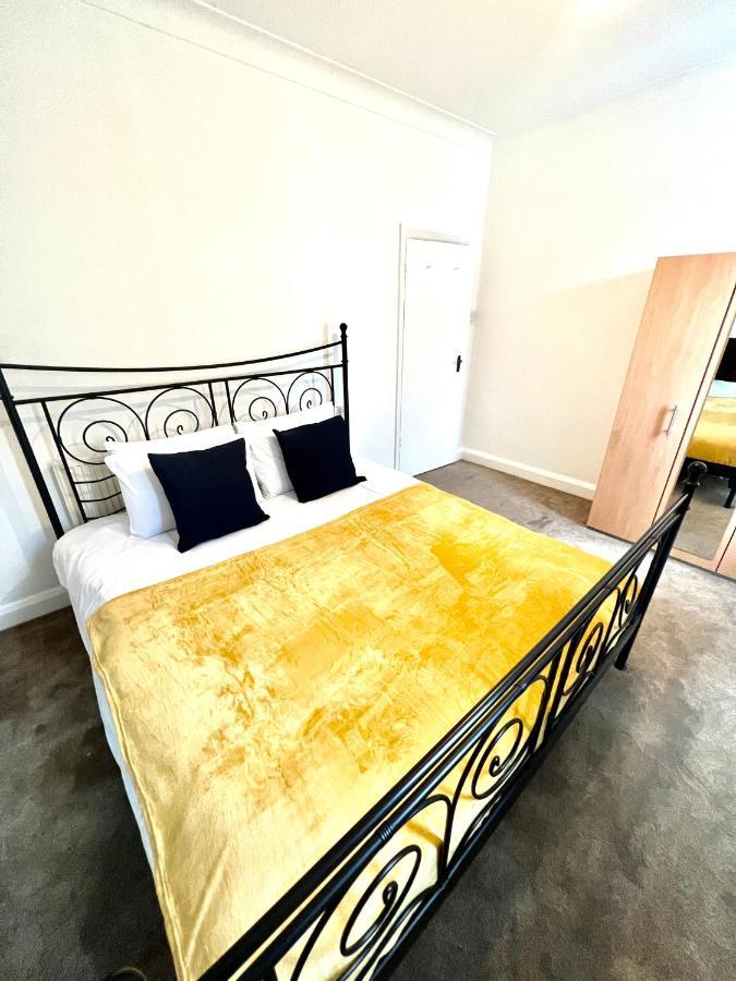Spacious 3 Bed Flat Close To Central Apartment *