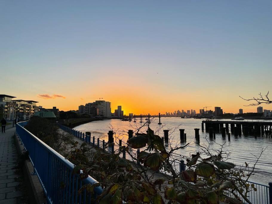 Lovely 2-bed Flat Along The River Thames Leilighet