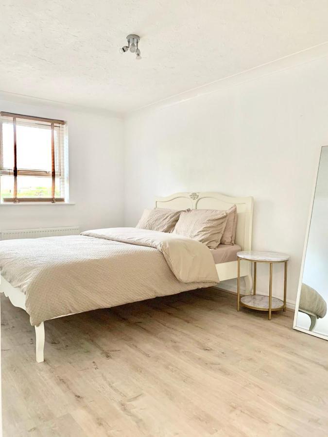 Verwood Entire With Free Gated Parking On The Island Leilighet