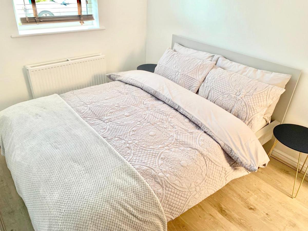 Verwood Entire With Free Gated Parking On The Island *