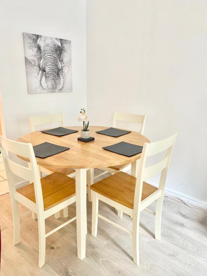 Verwood Entire With Free Gated Parking On The Island * London