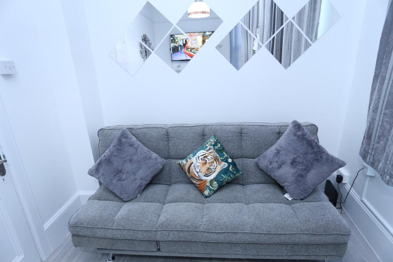 Town Apartment- Lewisham Apartment London