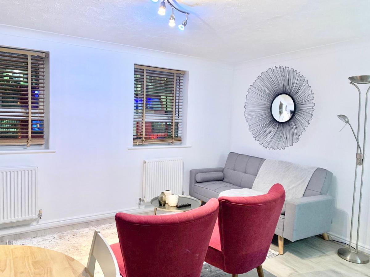 Verwood Entire With Free Gated Parking On The Island