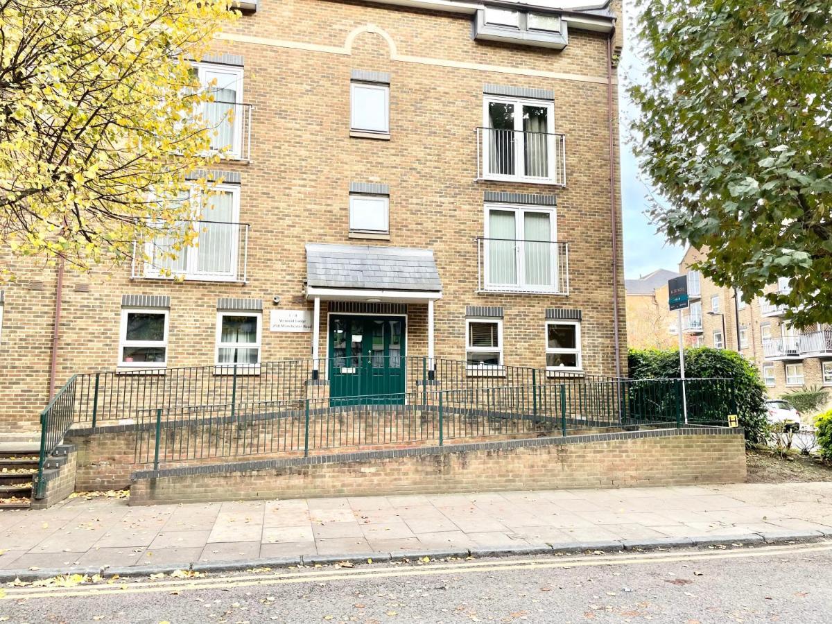 Verwood Entire With Free Gated Parking On The Island London