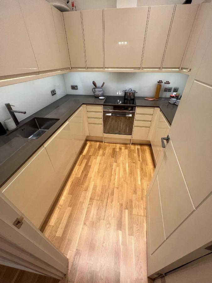 Apartment Crownage Court London