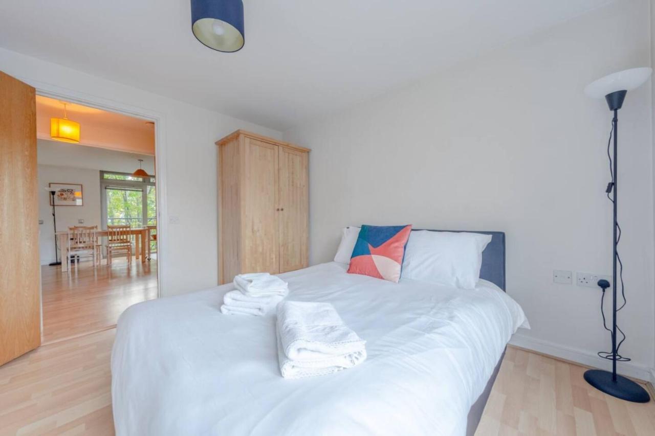 Spacious 2 Bedroom Near White * Londen