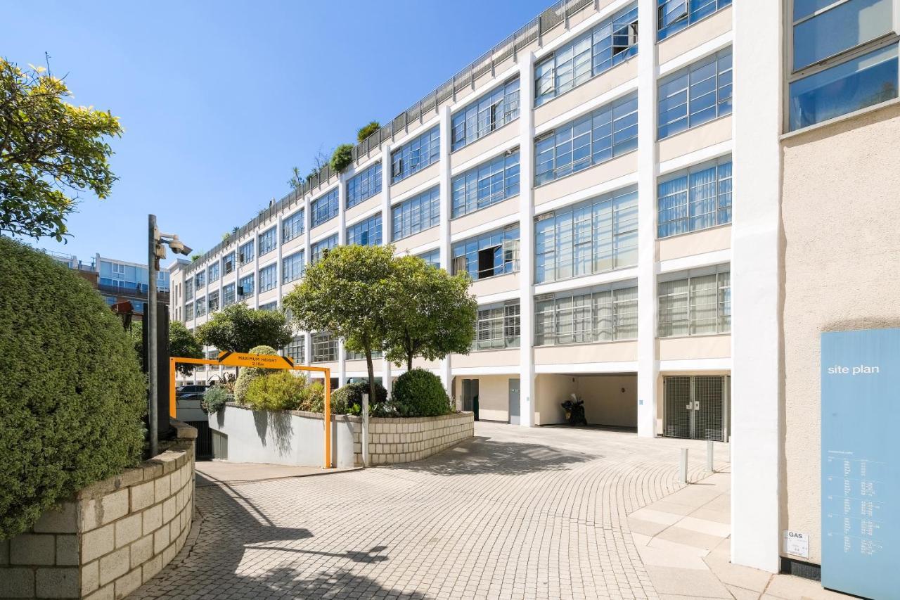 Stylish 2 Bed Flat In Canal Side Gated Development Leilighet