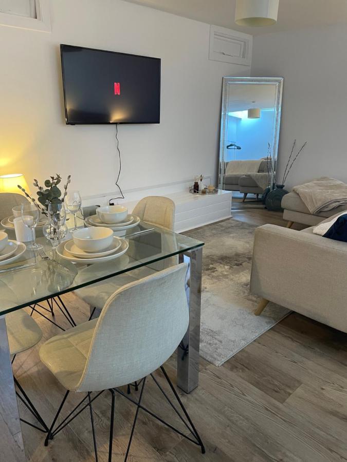 Modern In Popular South Kensington Location Leilighet