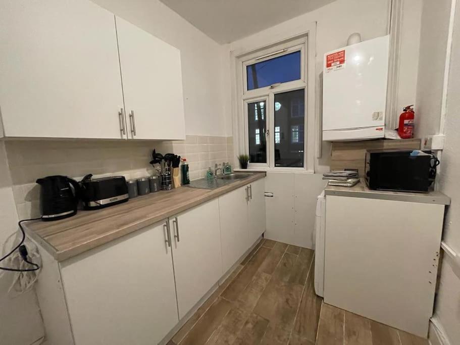 Stunning 2 Bedroom On Tower Bridge Appartement Londen