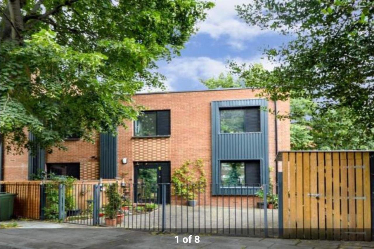 Holiday home Cape House London: Spacious 4-bedroom Retreat With Garden