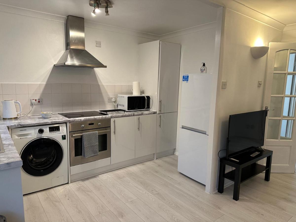 Stylish 1 Bedroom Close To Tooting Bec Station Appartement Londen