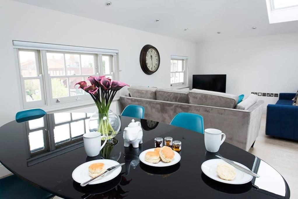 Recently Redecorated Bright And Spacious 1br Flat In West Apartment