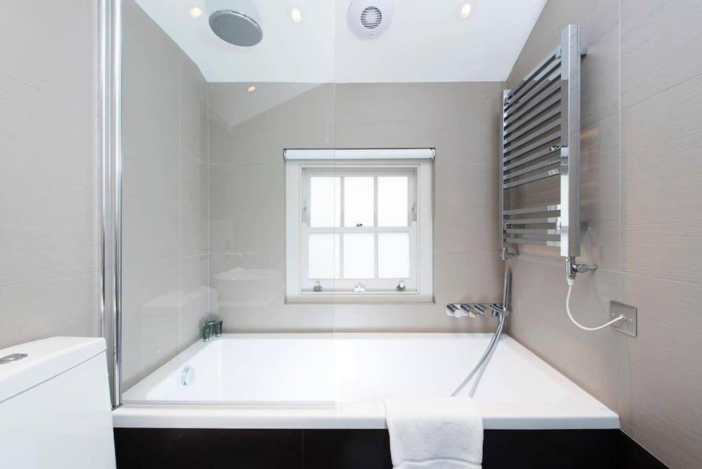 Recently Redecorated Bright And Spacious 1br Flat In West