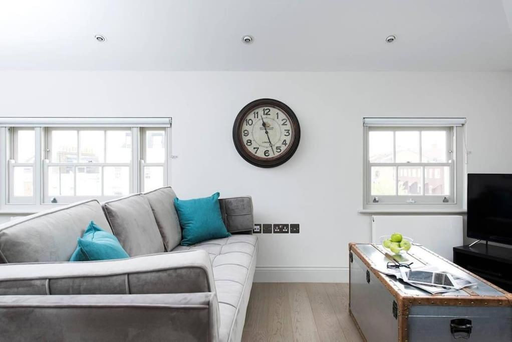 Recently Redecorated Bright And Spacious 1br Flat In West * London