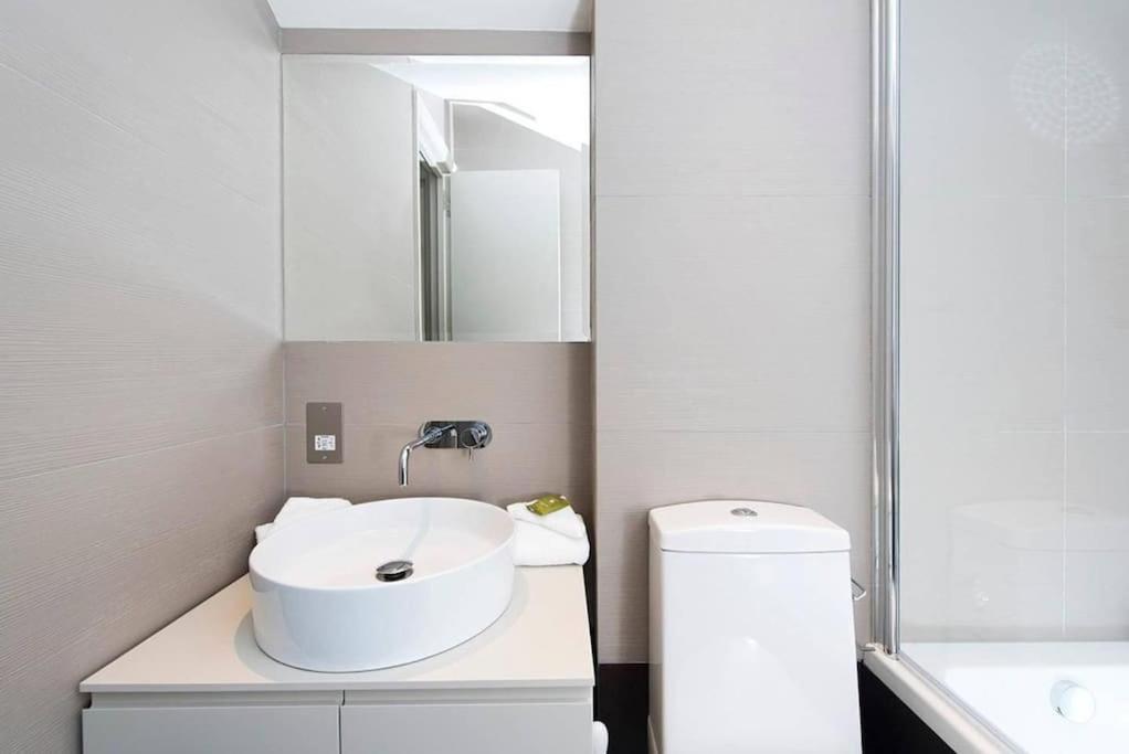 Recently Redecorated Bright And Spacious 1br Flat In West * London