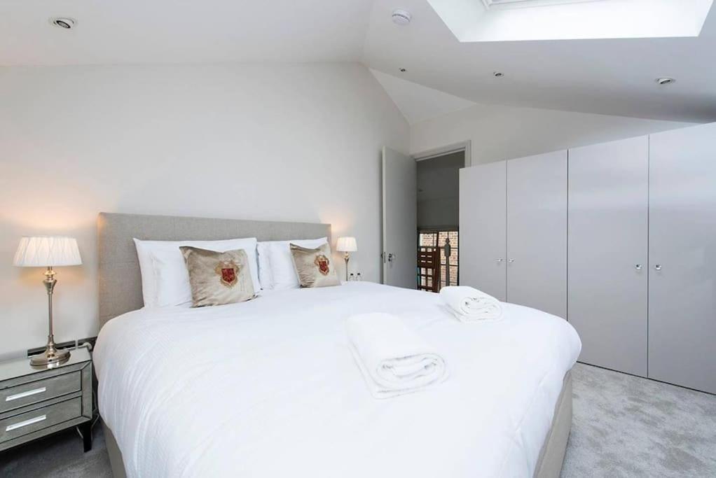 Recently Redecorated Bright And Spacious 1br Flat In West Apartment London