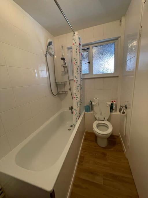 Spacious Bungalow In London, Near Central London, The Excel Centre And The O2, Ideal For Families Londen