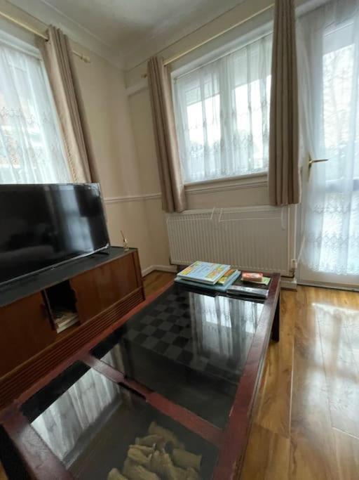 Spacious Bungalow In London, Near Central London, The Excel Centre And The O2, Ideal For Families * Londen