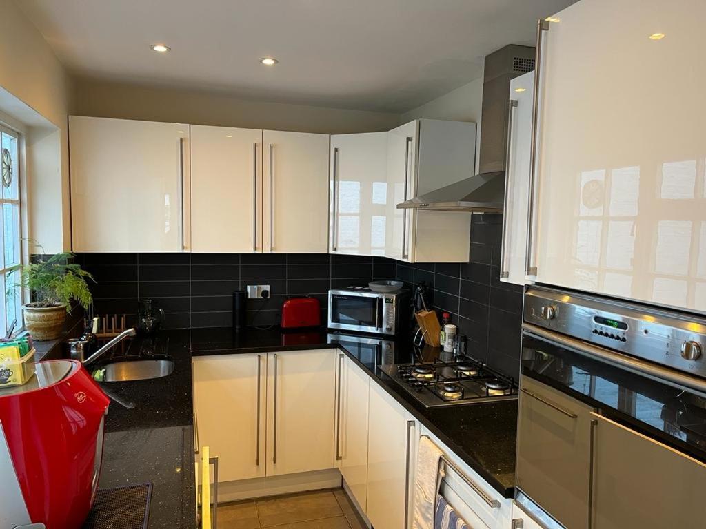 Homestay Private King Room With Huge En-Suite In Shared House In Marylebone London