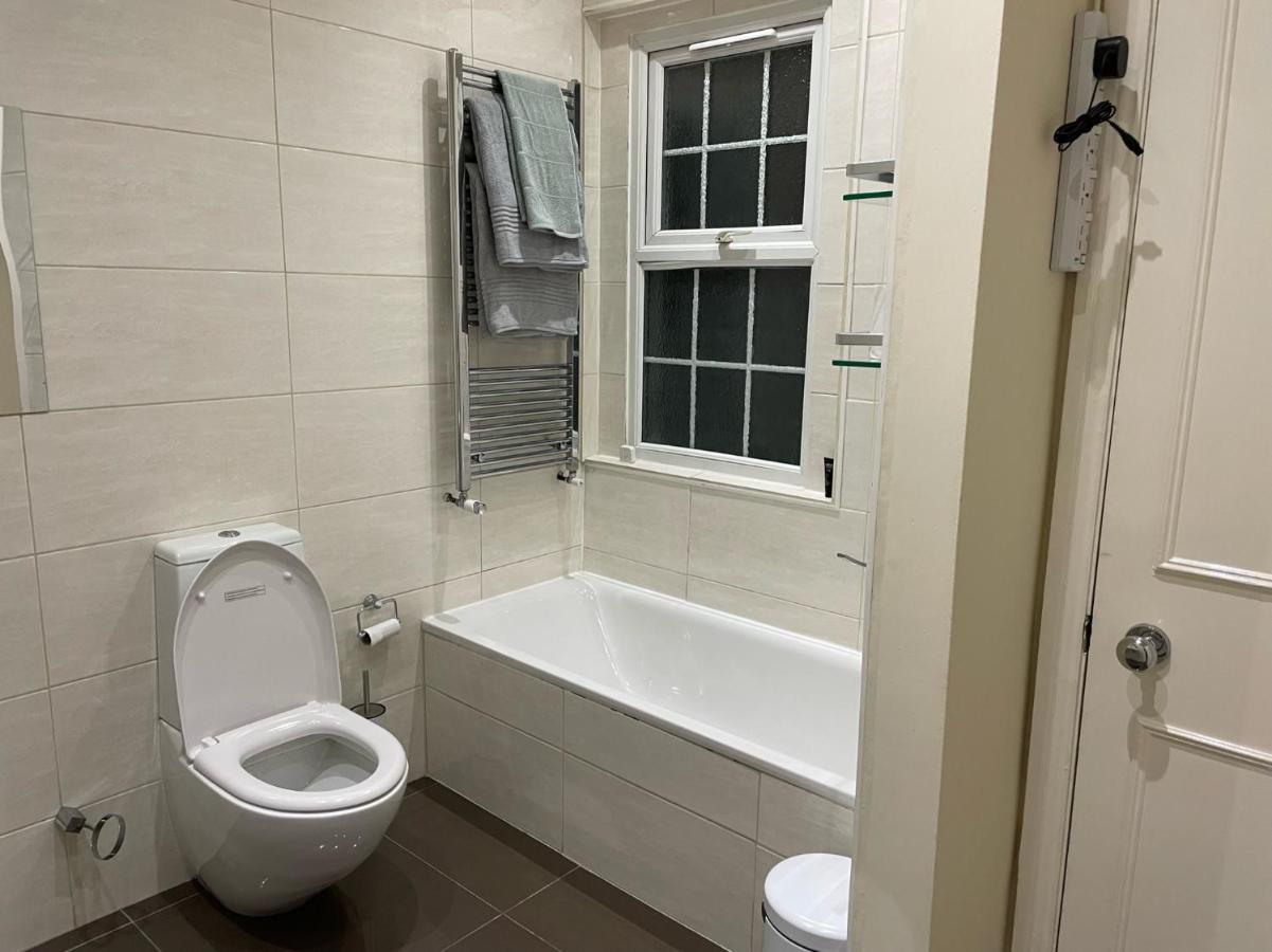 Private King Room With Huge En-Suite In Shared House In Marylebone London