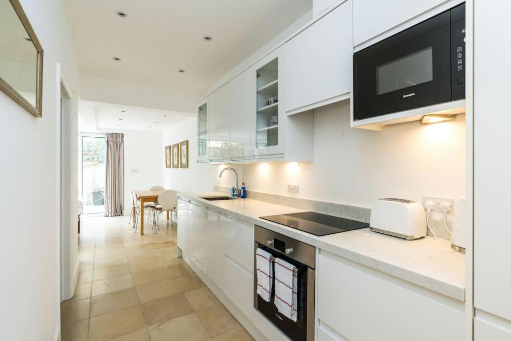 Spacious 2-bed Flat, Private Patio & Close To Park Leilighet