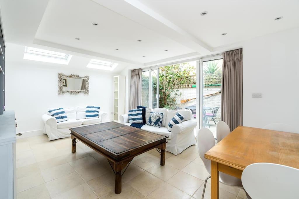 Spacious 2-bed Flat, Private Patio & Close To Park Leilighet *