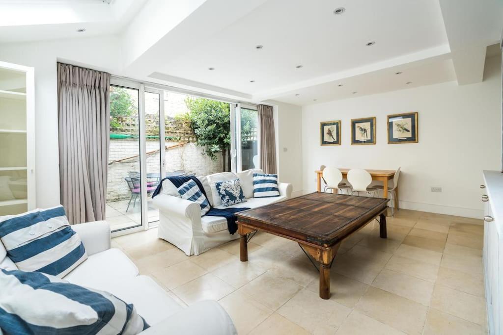 Spacious 2-bed Flat, Private Patio & Close To Park Leilighet