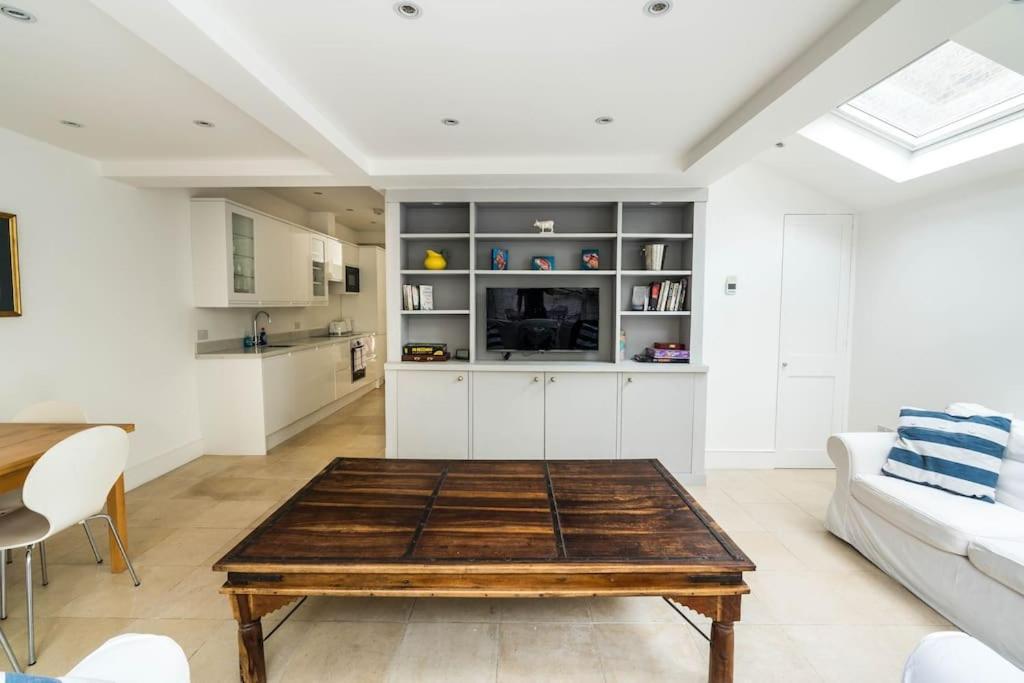 Leilighet Spacious 2-bed Flat, Private Patio & Close To Park London