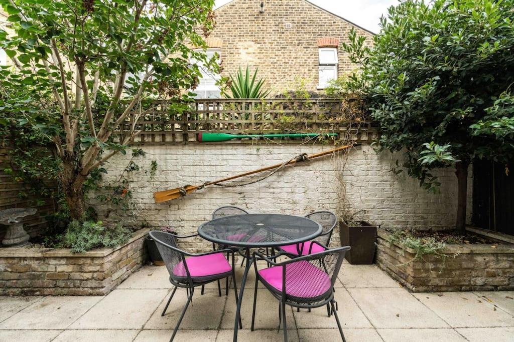 Spacious 2-bed Flat, Private Patio & Close To Park Leilighet