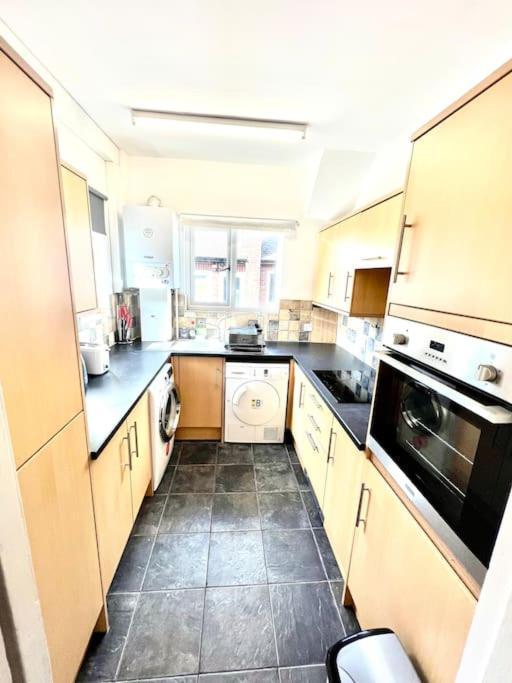 Spacious 3 Bed Flat Close To Central