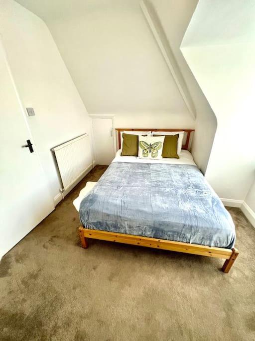 Spacious 3 Bed Flat Close To Central London