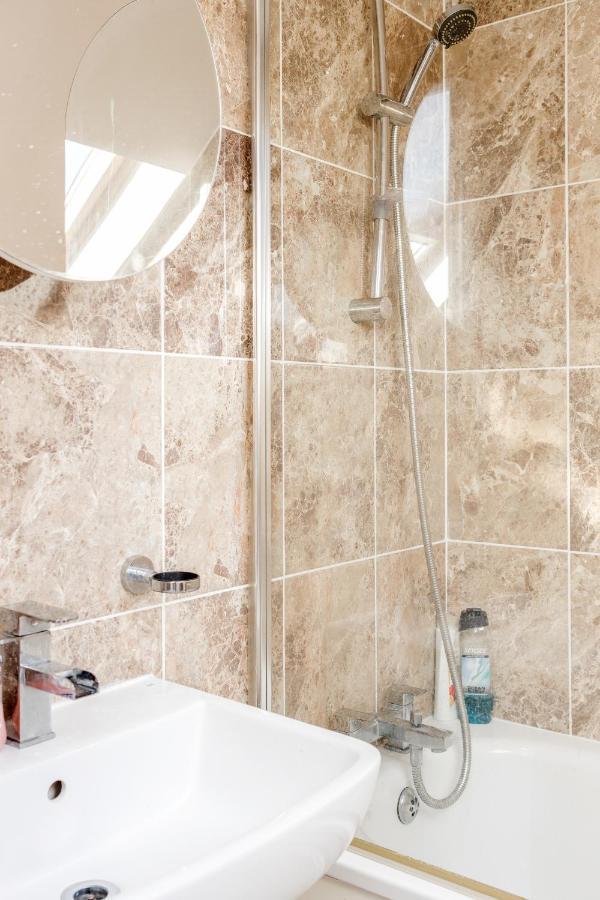 Entire Lovely Family With Parking, Wifi, Netflix, Self Check-in * Londen
