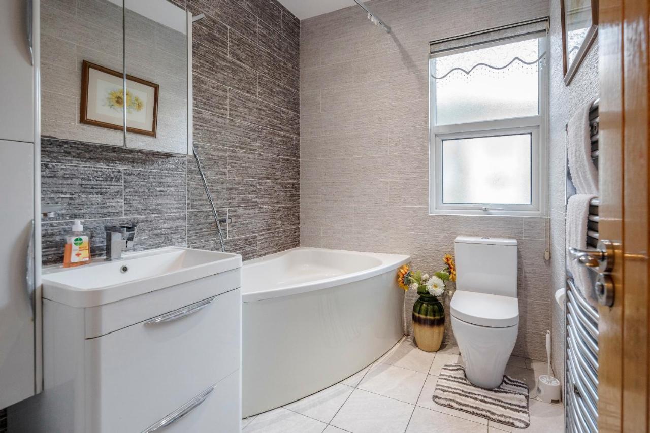 Entire Lovely Family With Parking, Wifi, Netflix, Self Check-in * Londen