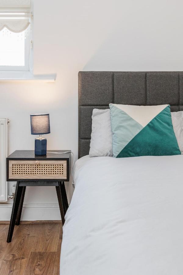 Appartement Entire Lovely Family With Parking, Wifi, Netflix, Self Check-in *