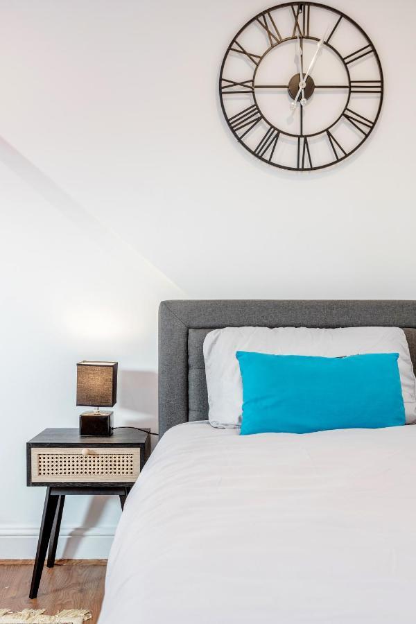 Appartement Entire Lovely Family With Parking, Wifi, Netflix, Self Check-in Londen